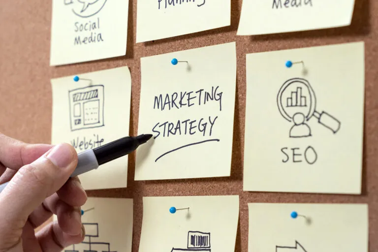 Overzicht van marketingstrategie en SEO op notitieblaadjes